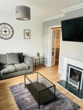 Large 3 bed house Wolverhampton 2 Miles from City Centre Perfect for Contractors Business Traveller Short Stays Sleeps upto 5 people Garden Driveway for 2 Vehicles Close to M6 M54 and Walsall